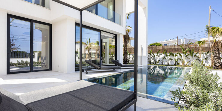 Neubau Villa mit Pool in familiärer Wohngegend