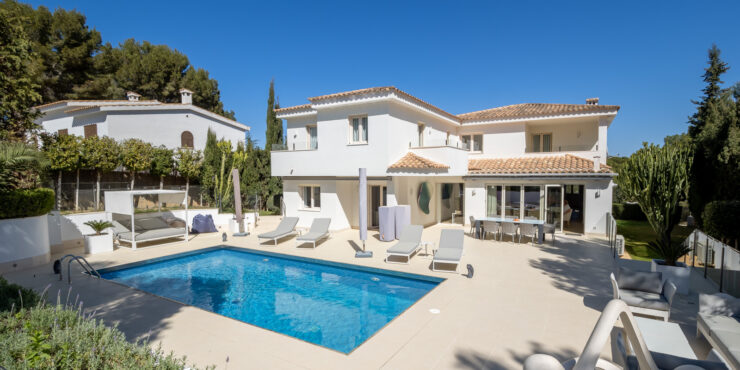 Moderne Mallorca Villa mit Pool fußläufig zum Sandstrand