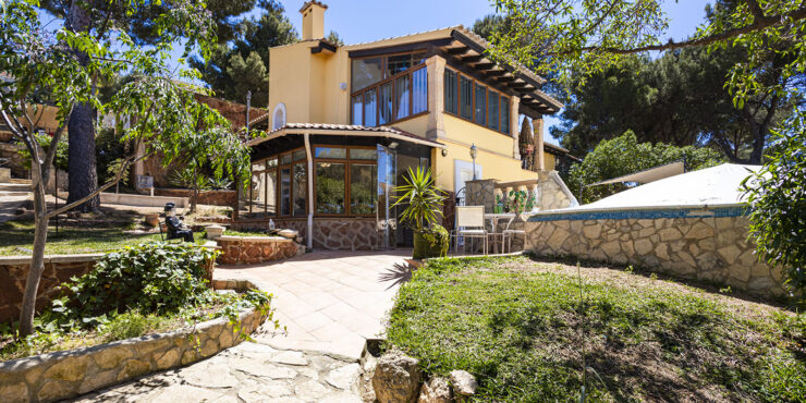 Mediterrane Villa mit Naturstein-Elementen