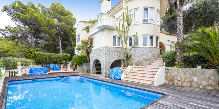 Mediterrane Villa mit Pool in 1. Meereslinie und Strandzugang