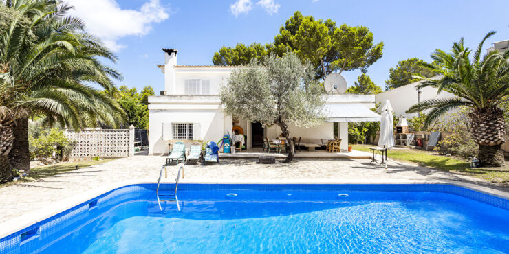 Mediterrane Villa mit Pool in ruhiger Wohnlalge