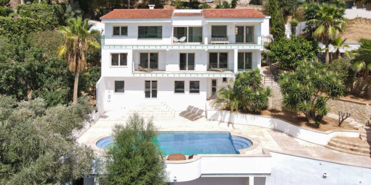 Imposante Villa mit elegantem Design und Teil- Meerblick