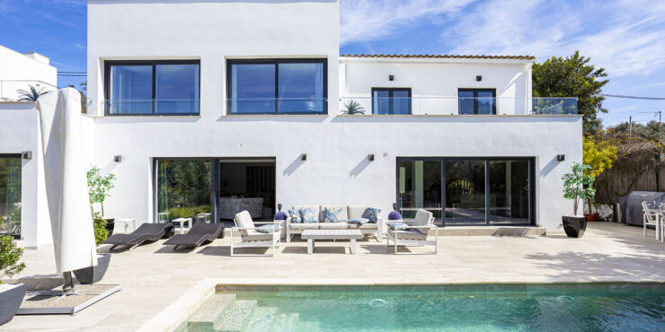 Elegante Luxusvilla in Strandnähe mit modernen Akzenten