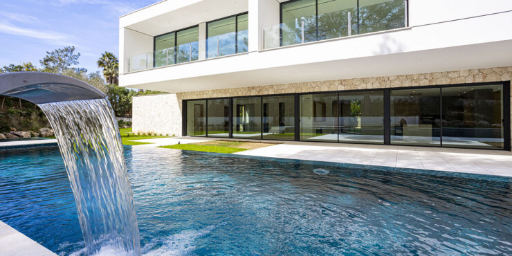 Neubau Luxusvilla mit Pool in exklusiver Wohnlage